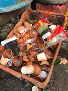 バラナシの使い捨て陶器ゴミ