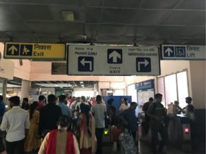 Ramakrishna Ashram Marg駅 改札