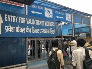 ニューデリー駅跨線橋入口