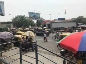 メトロニューデリー駅から反対を見る