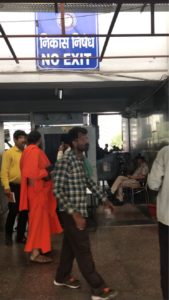 ニューデリー駅のセキュリティ職員