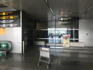 ニューデリー空港ターミナル３　到着エリア入口
