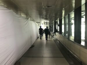 ニューデリー空港ターミナル3 手荷物預かり所渡り廊下