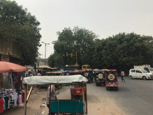 ニューデリー駅の北側大通り