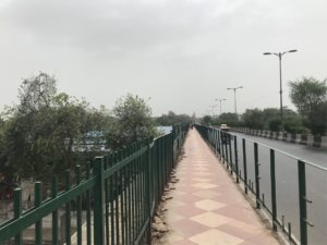 ニューデリー駅の北側大通り