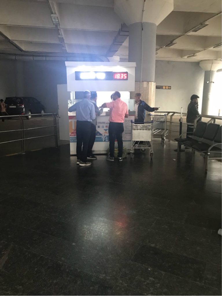 ニューデリー空港ターミナル2 シャトルバス 券売機