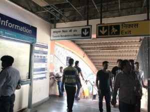 Ramakrishna Ashram Marg駅 出口