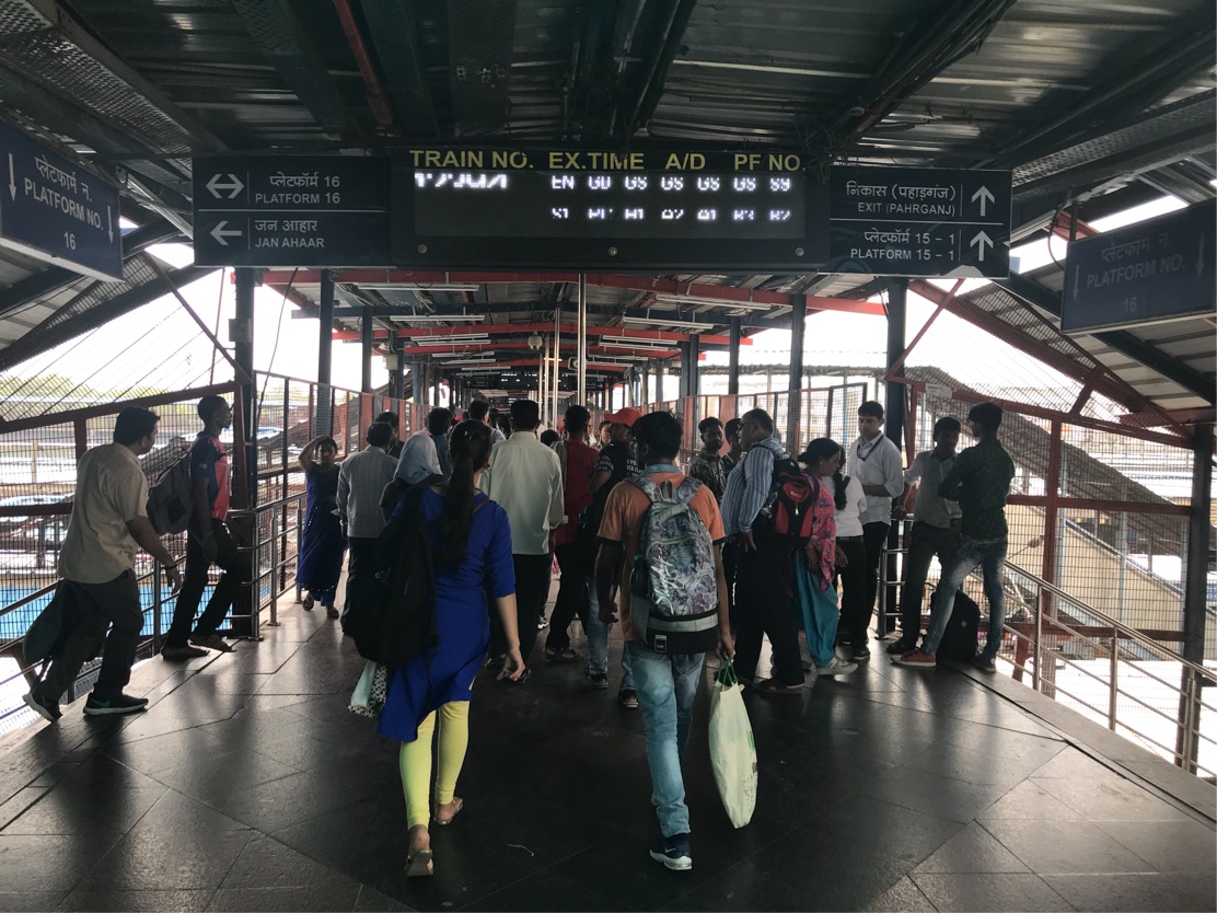 インド旅行 ニューデリー駅での電車の乗り方、反対側への渡り方